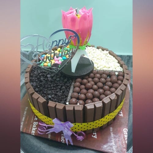 Chocolate KitKat Cake
