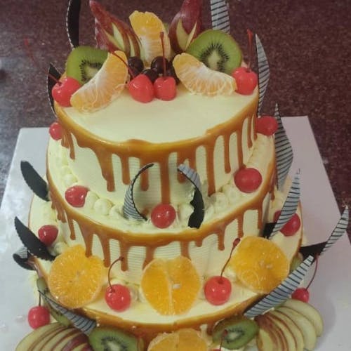 Fruit Garnishing Wedding Cake